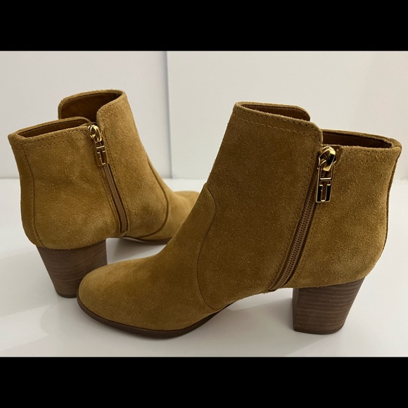 Tory Burch Shoes ~Tory Burch Suede Bootie ~Color: Tan ~Size: 7.5 - Picture 2 of 10